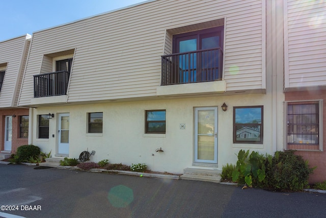 3750 S Atlantic Ave Unit 180, Daytona Beach Shores, FL 32118 - view of front facade featuring entry steps, stucco siding, and a balcony