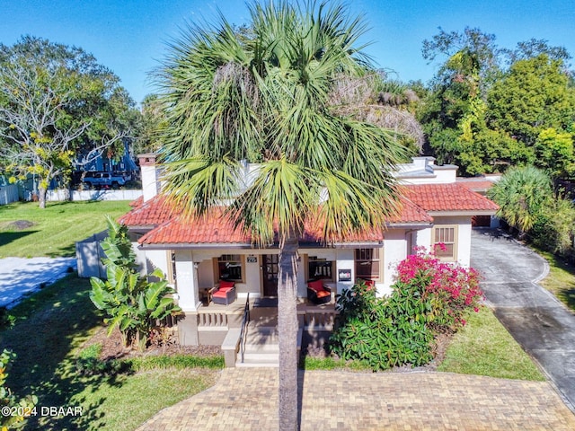 view of front of property featuring a front lawn