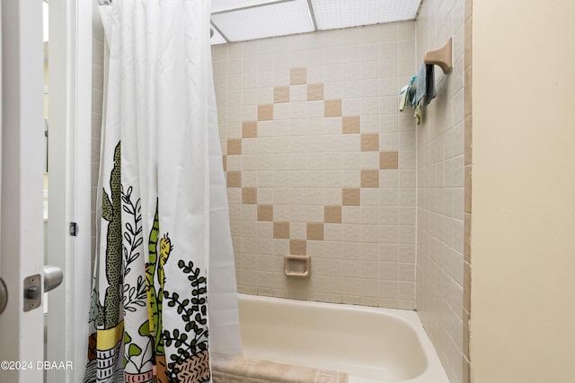 bathroom featuring shower / tub combo