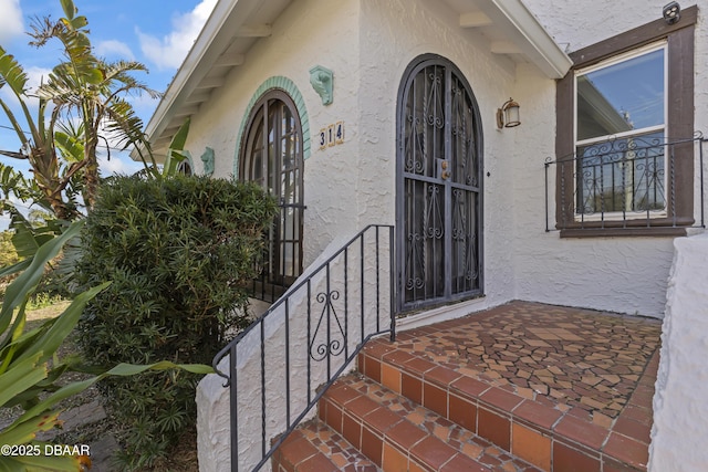 view of exterior entry with stucco siding