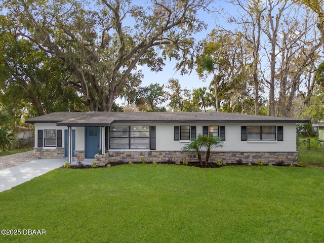 single story home with a front lawn