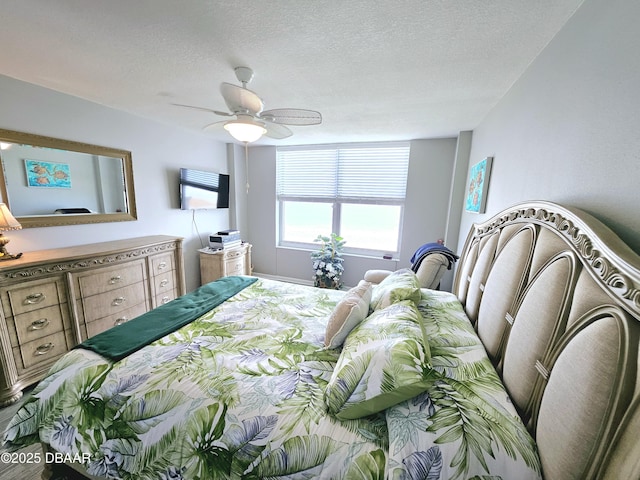 bedroom featuring ceiling fan and a textured ceiling