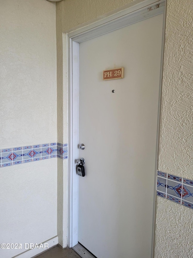 view of exterior entry with stucco siding