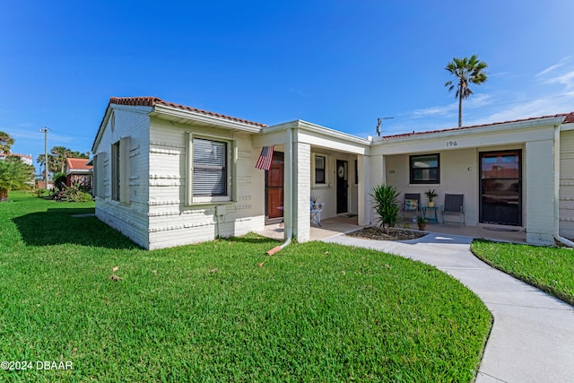 view of front of property featuring a front yard