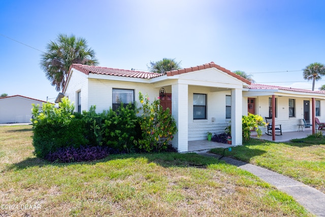 view of front of property featuring a front yard