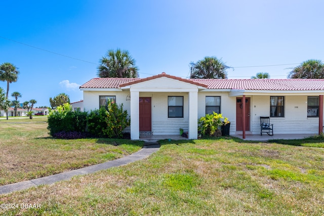 view of front of house featuring a front lawn