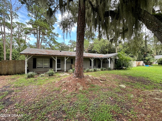 ranch-style home featuring a front lawn