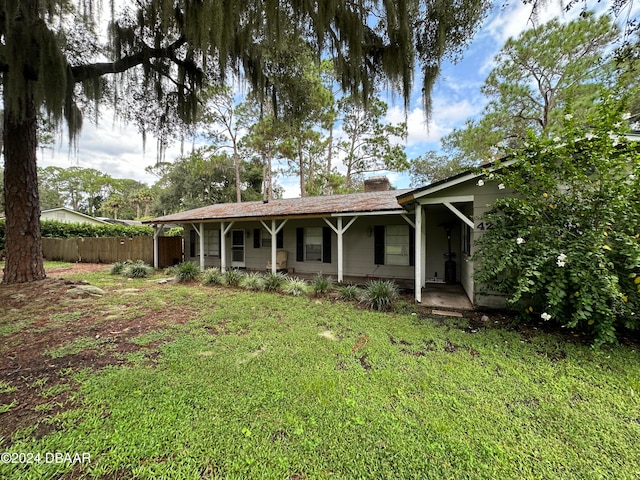 view of front facade with a front lawn