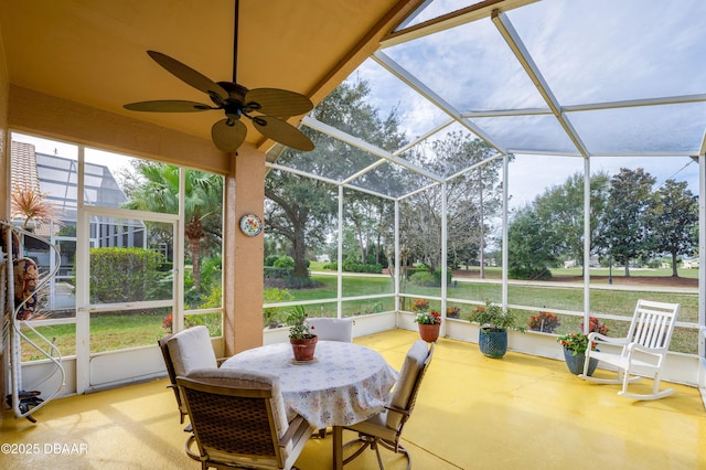 sunroom with ceiling fan