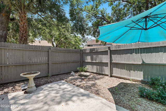 view of yard with a patio area