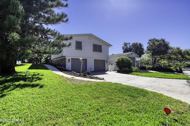 view of front of house featuring driveway, a front yard, and a garage