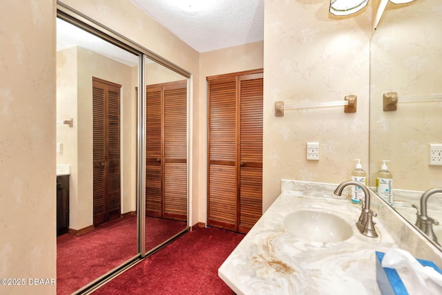31 Pennsylvania Ln, Palm Coast, FL 32164 - bathroom featuring a closet, vanity, and a textured ceiling