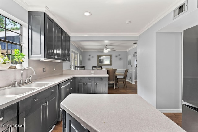 kitchen featuring crown molding, appliances with stainless steel finishes, dark hardwood / wood-style floors, sink, and ceiling fan