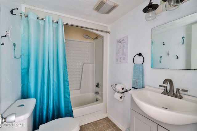 bathroom featuring visible vents, baseboards, toilet, shower / bath combo with shower curtain, and vanity