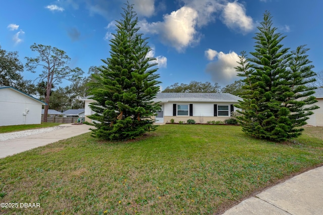 view of front of property with a front yard