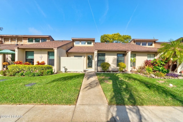 view of front of house featuring a front lawn