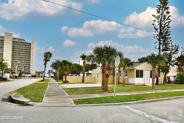 view of front of house featuring a front yard