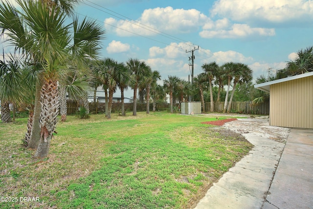 view of yard featuring a storage unit