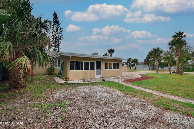 view of front of house featuring a front lawn