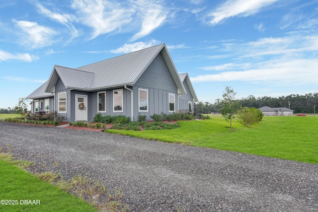 view of front of house featuring a front yard