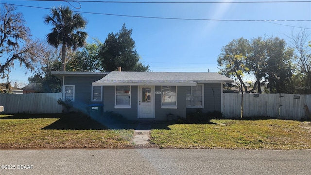 view of front of house featuring a front yard