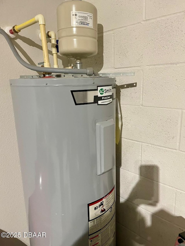 119 Fishermans Cove Dr, Edgewater, FL 32141 - utility room with water heater