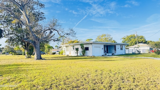 view of front of property featuring fence and a front yard