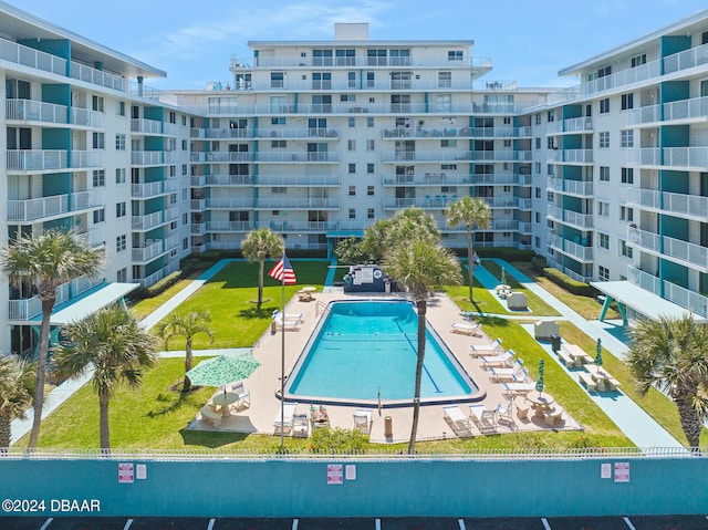 view of pool featuring a yard