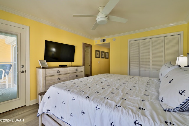 bedroom with ceiling fan, a closet, ornamental molding, and light hardwood / wood-style flooring