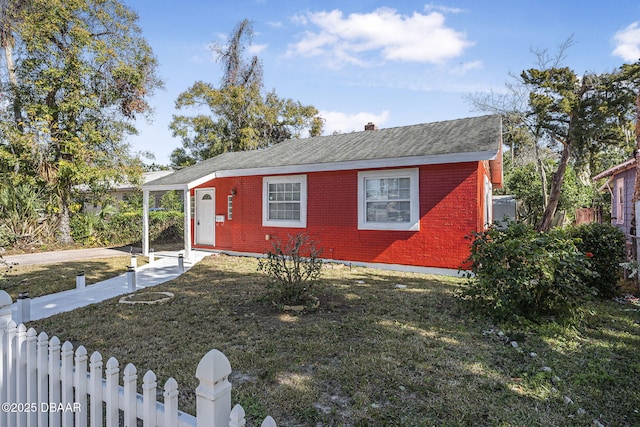 view of front of house featuring a front lawn