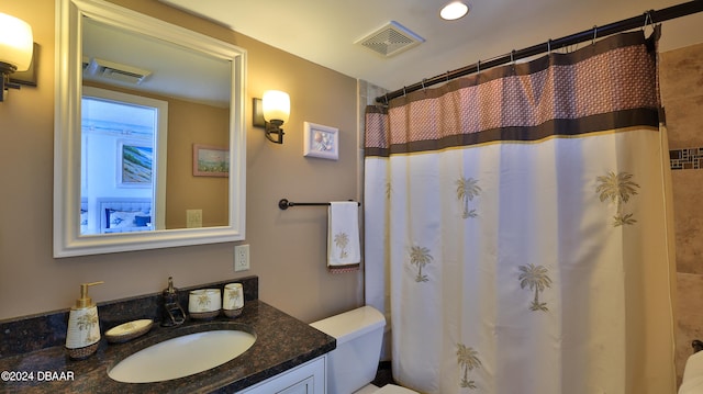 bathroom with toilet, a shower with curtain, and vanity