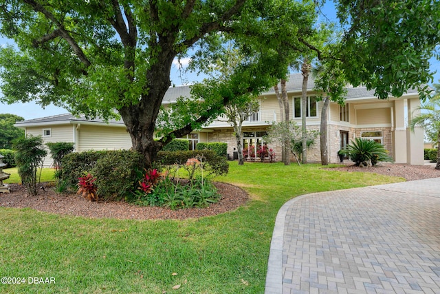 view of front of property with a front yard