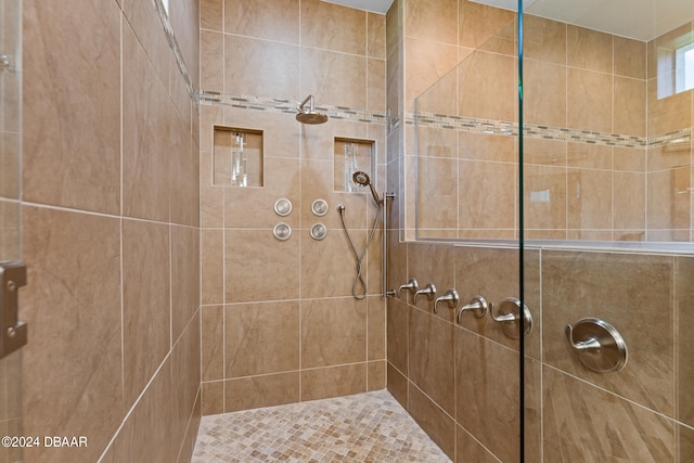 bathroom featuring a tile shower