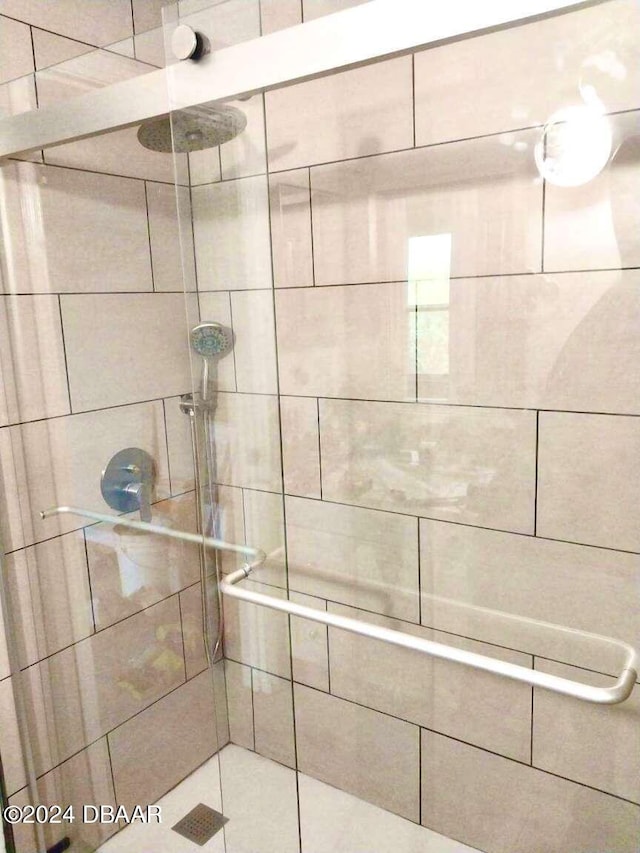 1401 S Palmetto Ave Unit 214, Daytona Beach, FL 32114 - bathroom with tiled shower