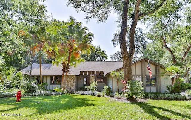 single story home with a front yard