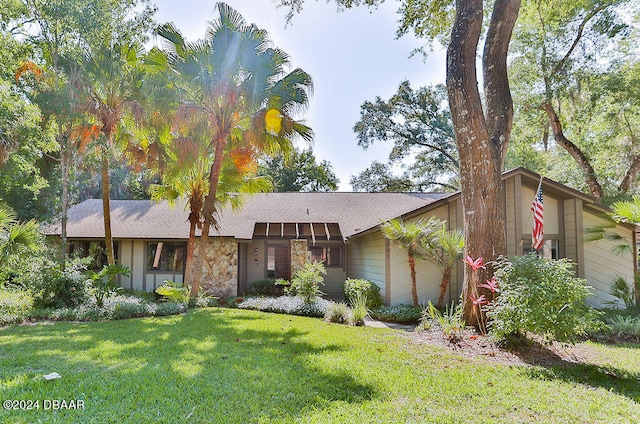 single story home featuring a front lawn