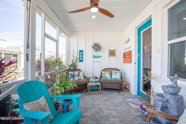 sunroom with ceiling fan