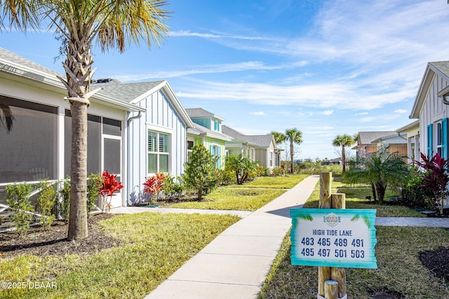 view of property's community featuring a lawn