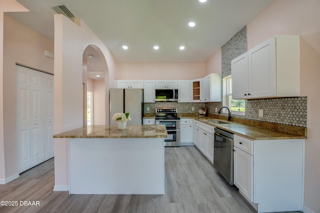707 Hamilton St, New Smyrna Beach, FL 32168 - kitchen with stainless steel appliances, a sink, light wood-type flooring, a kitchen island, and recessed lighting