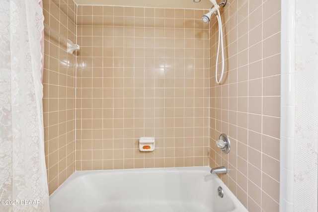 bathroom featuring shower / tub combo