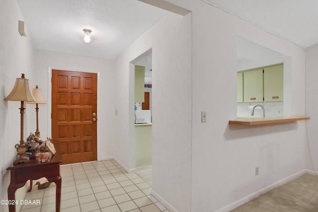 entryway with light carpet and sink