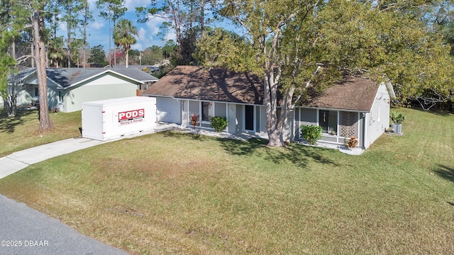 view of front of property featuring a front yard