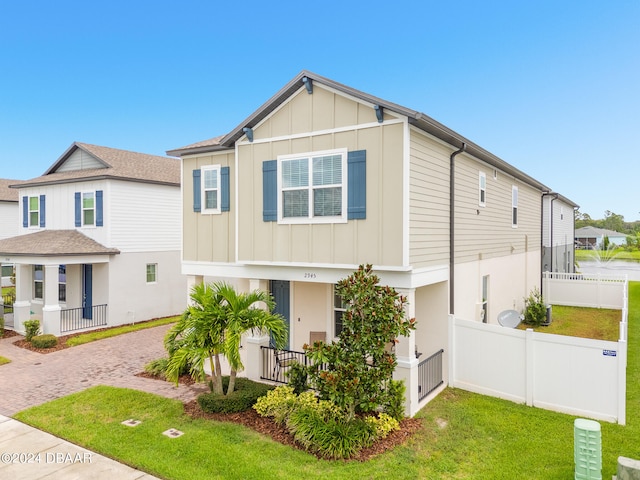 view of front of property featuring a front yard