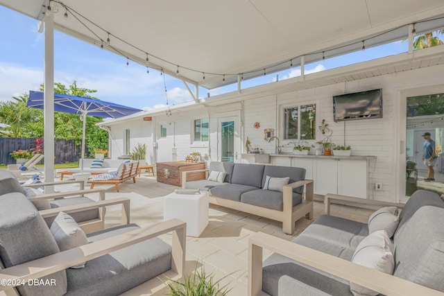 sunroom / solarium with sink