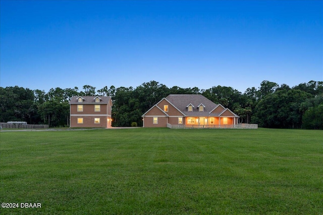 view of front facade featuring a front lawn