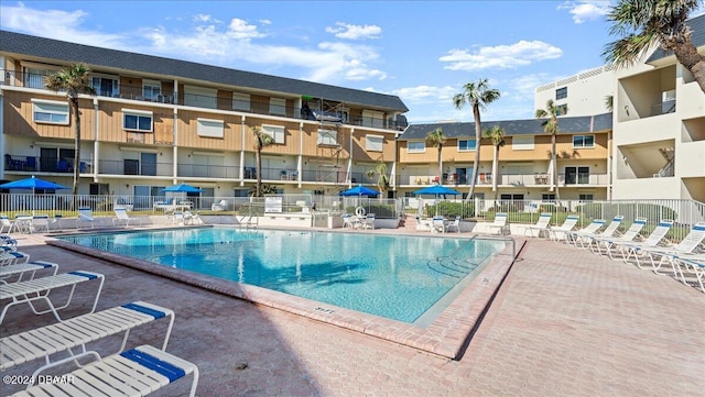 view of swimming pool