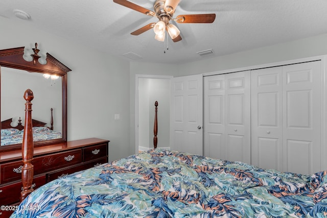 bedroom with a ceiling fan, a closet, visible vents, and a textured ceiling