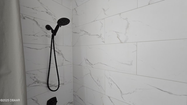 interior details with a tile shower