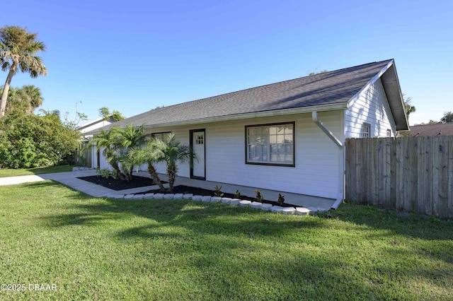 view of front facade featuring a front lawn