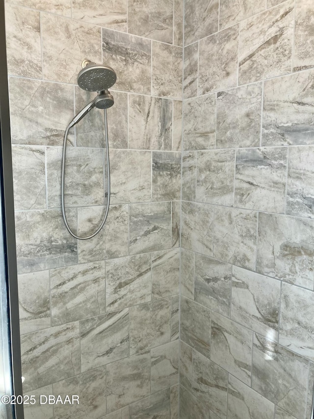 room details featuring a tile shower